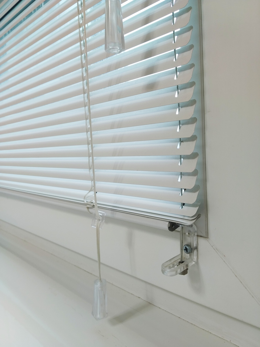 Крепление алюминиевых жалюзи. Крепления кронштейна жалюзи магнум. Крепление для горизонтальных жалюзи. Горизонтальные жалюзи холис белые. Схема установки межрамных жалюзи.