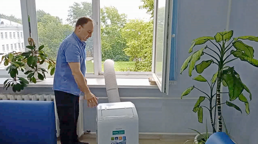 Как установить переносной кондиционер вывода горячего воздуха в окно 